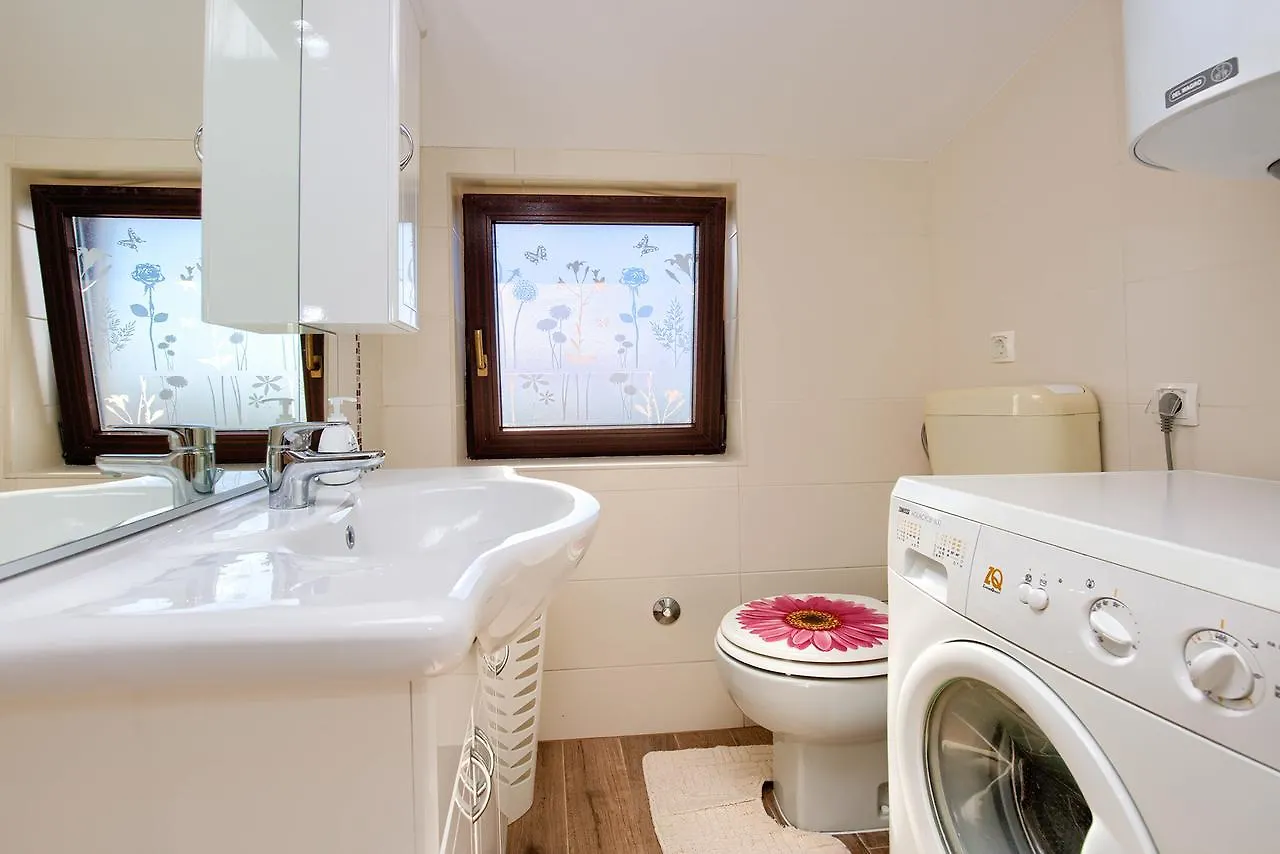 Apartment Mikulic Pula 0*,
